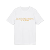 „Leadership Isn’t Loud. It’s Clear.“ – Statement T-Shirt über leise Führung & Klarheit