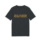 „Real Leaders Share Credit.“ – Statement T-Shirt über Führung & Fairness