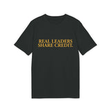 „Real Leaders Share Credit.“ – Statement T-Shirt über Führung & Fairness