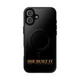 "She Built It – Not Your Credit" - Minimalistische magnetische iPhone-Hülle