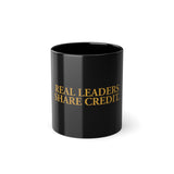 "Real Leaders Share Credit" – Schwarze Leadership-Tasse mit goldener Typografie (325 ml)