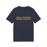 „Real Leaders Share Credit.“ – Statement T-Shirt über Führung & Fairness