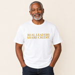 Mann trägt das T-Shirt „Real Leaders Share Credit.“ in Weiß