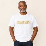 Mann trägt das T-Shirt „Real Leaders Share Credit.“ in Weiß