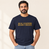 Mann trägt das T-Shirt „Real Leaders Share Credit.“ in French Navy