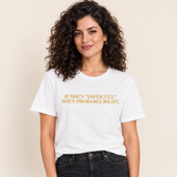 Frau trägt das T-Shirt „If She’s ‚Difficult,‘ She’s Probably Right.“ in Weiß