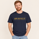 Mann trägt das T-Shirt „She Built It – Not Your Credit“ in French Navy