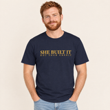 Mann trägt das T-Shirt „She Built It – Not Your Credit“ in French Navy