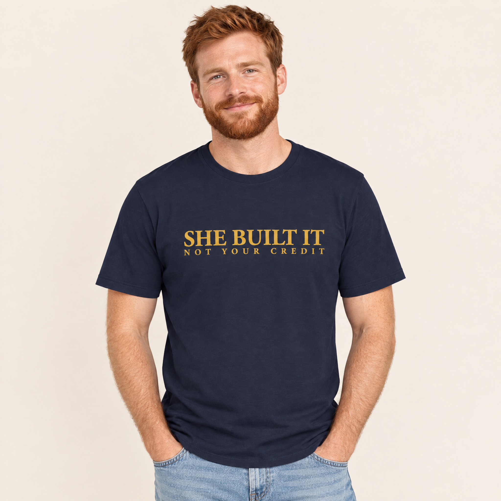 Mann trägt das T-Shirt „She Built It – Not Your Credit“ in French Navy