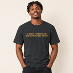 Mann trägt das T-Shirt „If She’s ‚Difficult,‘ She’s Probably Right.“ in Dark Heather Grey