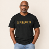 Mann trägt das T-Shirt „She Built It – Not Your Credit“ in Schwarz
