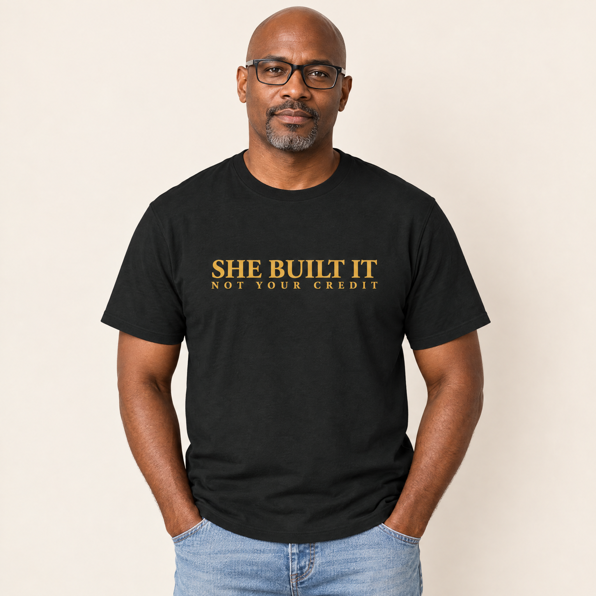 Mann trägt das T-Shirt „She Built It – Not Your Credit“ in Schwarz