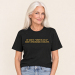 Frau trägt das T-Shirt „If She’s ‚Difficult,‘ She’s Probably Right.“ in Schwarz