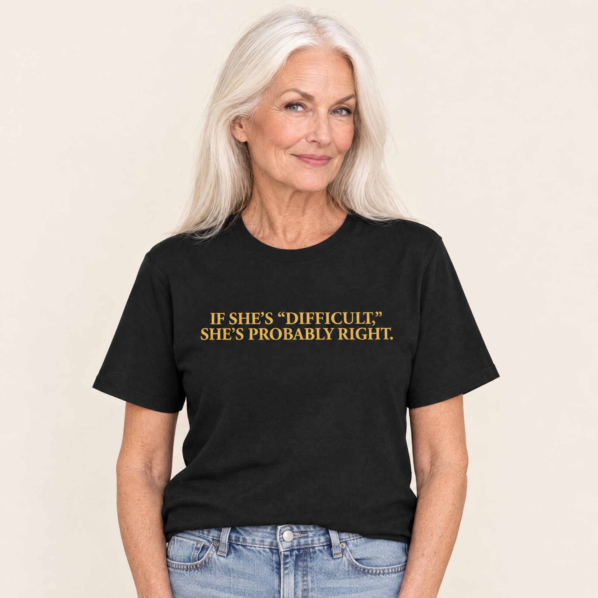 Frau trägt das T-Shirt „If She’s ‚Difficult,‘ She’s Probably Right.“ in Schwarz