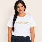 Frau trägt das T-Shirt „She Built It – Not Your Credit“ in Weiß