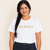 Frau trägt das T-Shirt „She Built It – Not Your Credit“ in Weiß