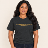Frau trägt das T-Shirt „Leadership Isn’t Loud. It’s Clear.“ in Dark Heather Grey