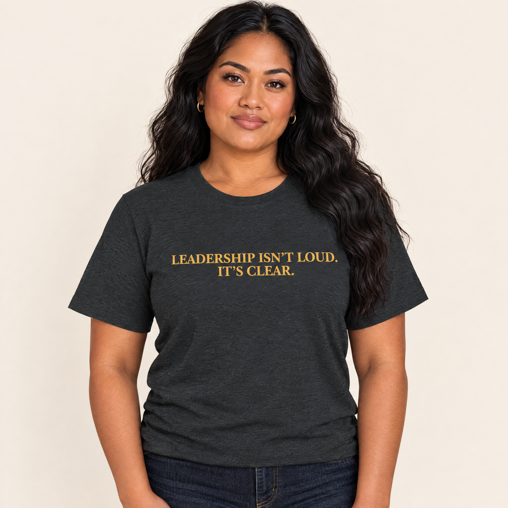 Frau trägt das T-Shirt „Leadership Isn’t Loud. It’s Clear.“ in Dark Heather Grey