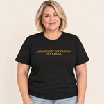 Frau trägt das T-Shirt „Leadership Isn’t Loud. It’s Clear.“ in Schwarz