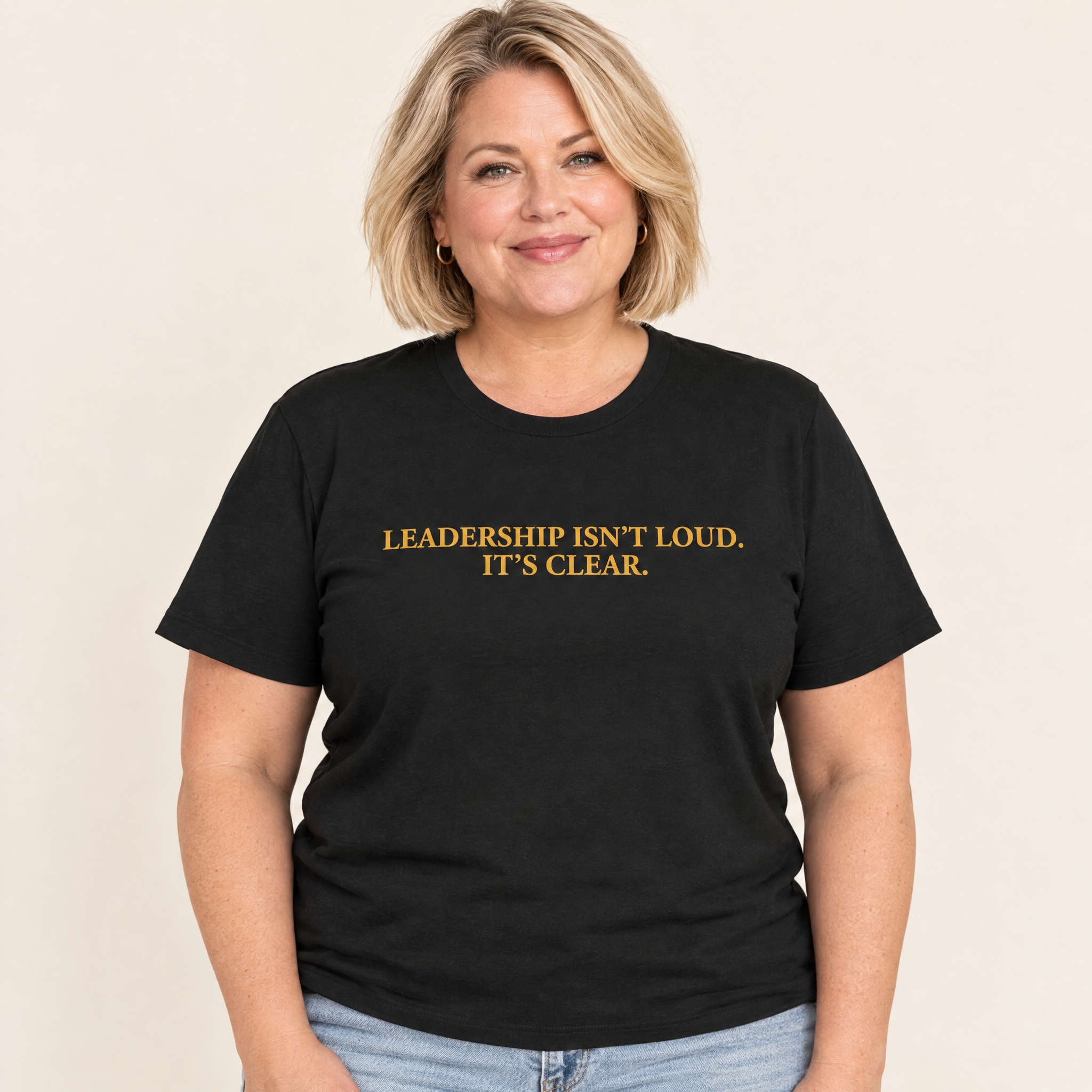 Frau trägt das T-Shirt „Leadership Isn’t Loud. It’s Clear.“ in Schwarz