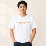 Mann trägt das T-Shirt „Leadership Isn’t Loud. It’s Clear.“ in Weiß