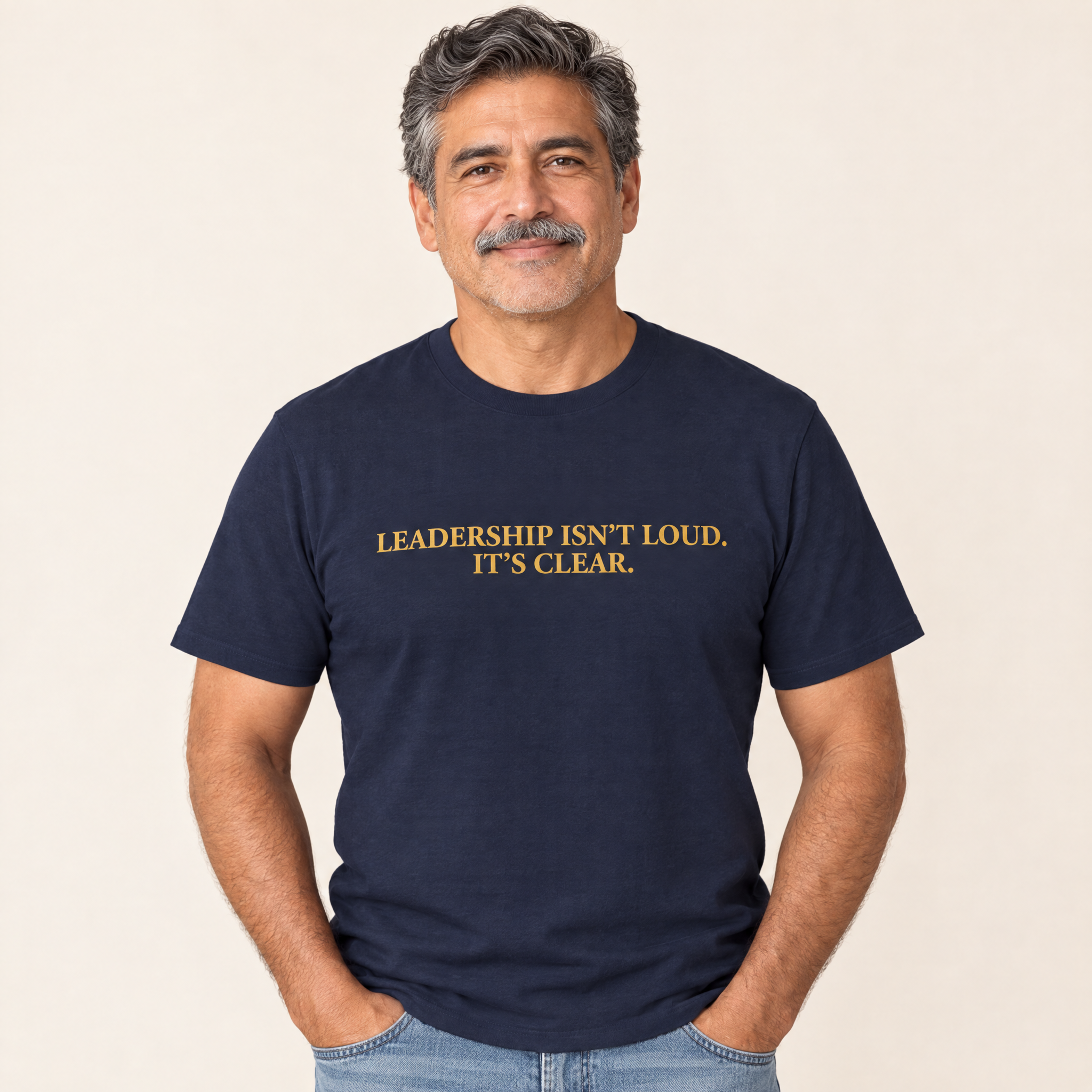Mann trägt das T-Shirt „Leadership Isn’t Loud. It’s Clear.“ in French Navy