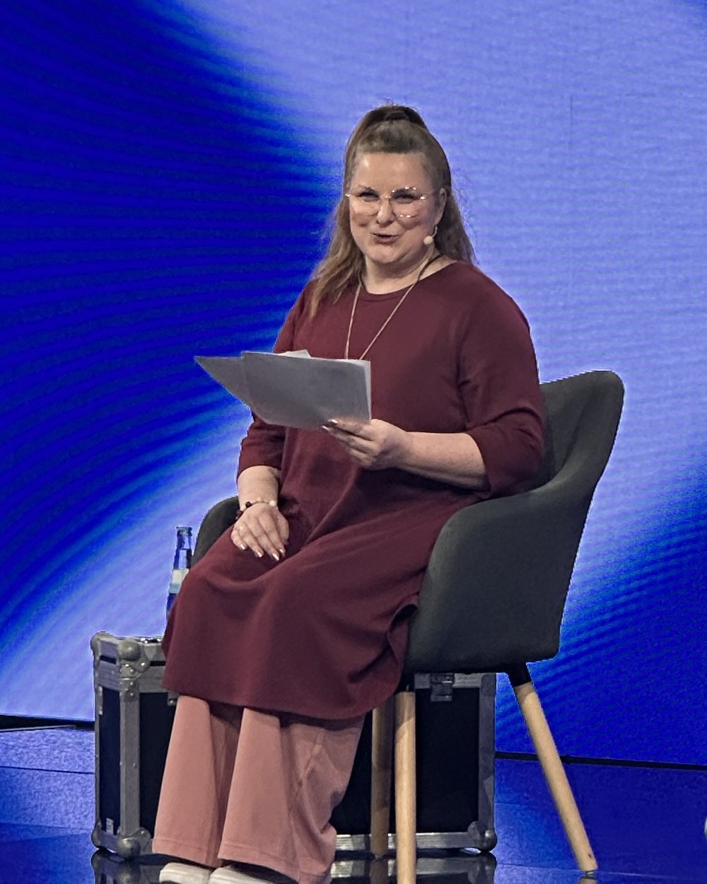Kim Seidler moderiert auf der Bühne der FKTG-Fachtagung