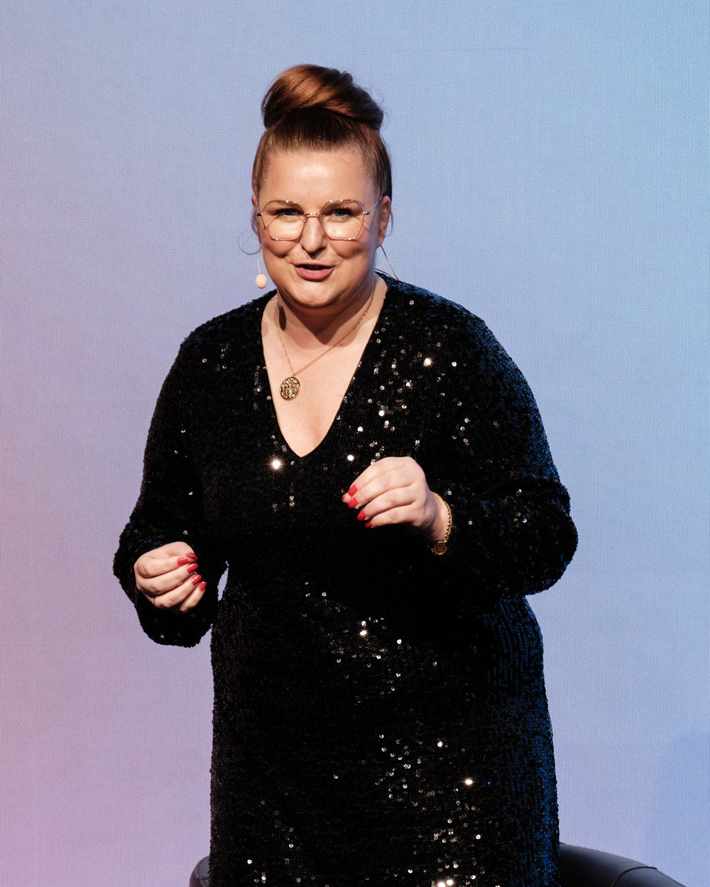 Kim Seidler spricht auf der Bühne