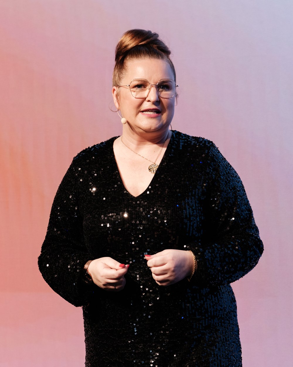 Kim Seidler spricht auf der Bühne